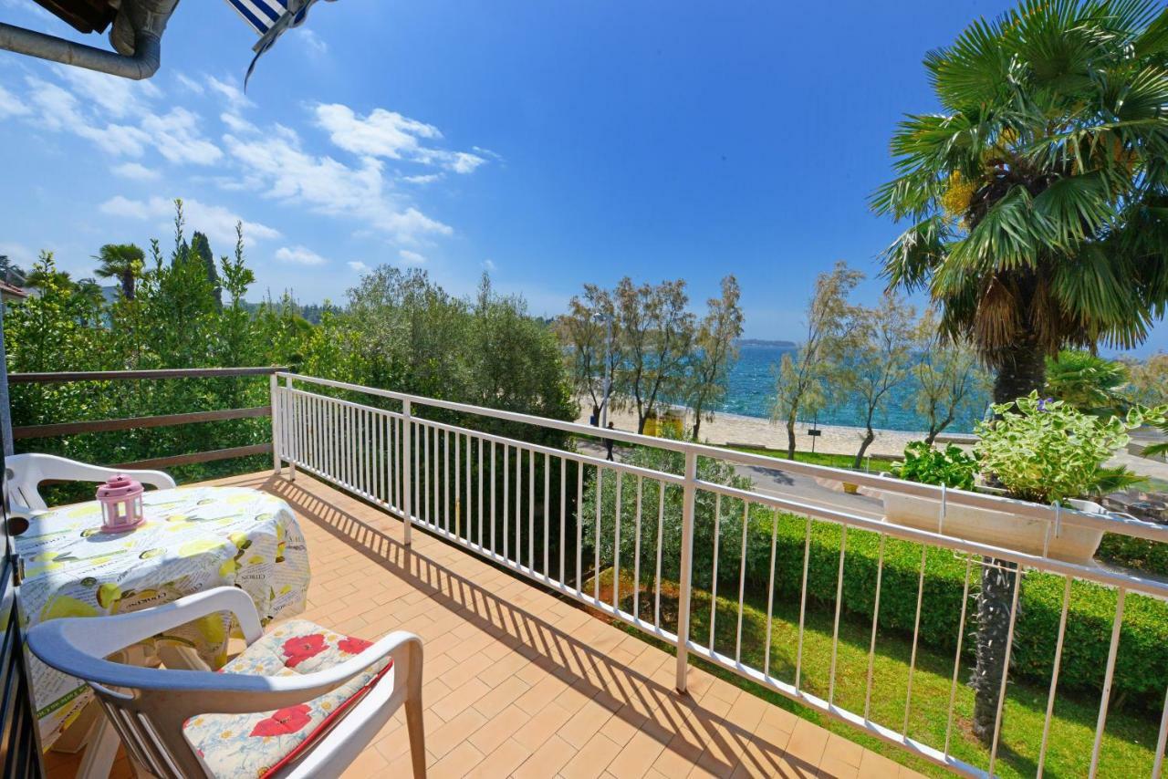 Beautiful Apartments First Row To The Sea 포레치 외부 사진